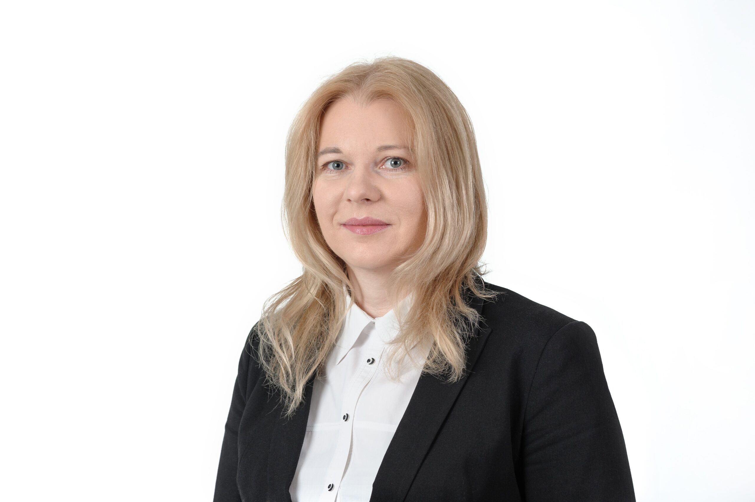 dr Marlena Napierała – biegły rewident nr ewid. 12603; pełni funkcję dyrektora finansowego w międzynarodowej spółce produkcyjnej. Posiada długoletnie doświadczenie w prowadzeniu działalności gospodarczej w tym, działalności gospodarczej prowadzonej w Specjalnych Strefach Ekonomicznych. Doktor nauk społecznych, w zakresie dyscypliny – ekonomia i finanse Uniwersytetu Ekonomicznego w Poznaniu. Wykładowca SKwP Oddział w Poznaniu. Autor artykułów oraz publikacji o tematyce rachunkowej.
